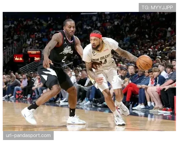 消息：在今日关键卡位战中，主场大屏幕首次实时叠加显示两队攻防战术跑位模拟线